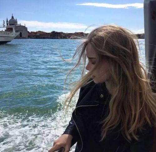 看海欧美头像女孩图片,欧美风头像女孩的浪漫演绎